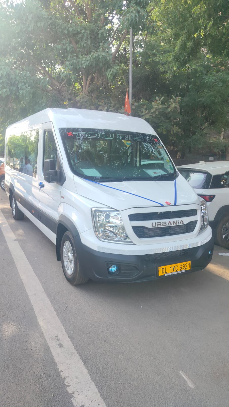 12 Seater Urbania Maharaja Tempo Traveller